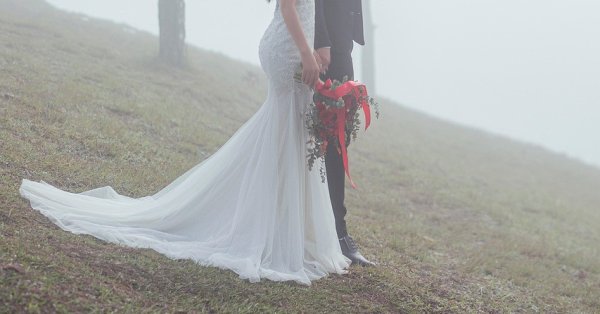 花嫁を殺し、結婚式で新郎を負傷させた