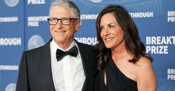 それは深刻です：ビル・ゲイツは彼のガールフレンドとベゾスの結婚式に現れました