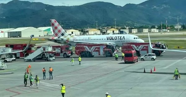 警察はミラノ空港で男性を追いかけ、飛行機のビデオで彼にタービンを吸い込んだ