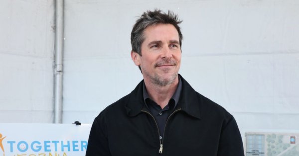 クリスチャン・ベールは認識できない：変革の王は壮大な変化で戻ってきます