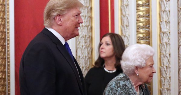 トランプがロンドンに行く：イギリスの君主の前での米国大統領の最大の爆発