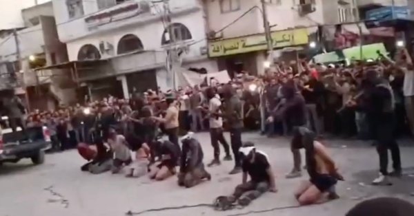 ハマスが人々を公開処刑する様子を示す恐ろしい映像