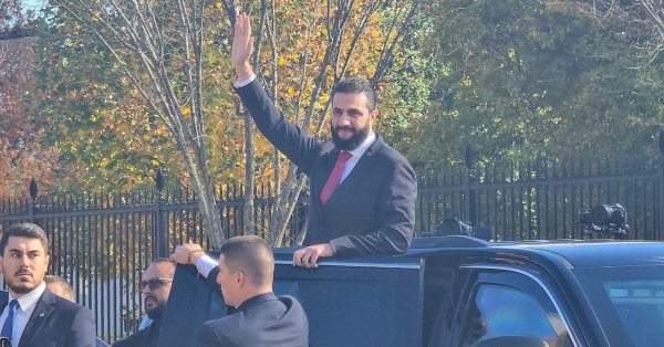 トランプ大統領、またもや口論：「冗談めかして」シリア大統領に妻が何人いるのか尋ねた