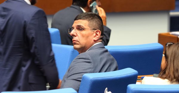 Ivaylo Mirchev：PP-DBでは、蜂蜜で指を溶かしようとすると彼が捨てることは誰にとっても明らかです