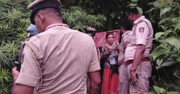 インドの洞窟で2人の幼い子供を持つロシア人を見つけました