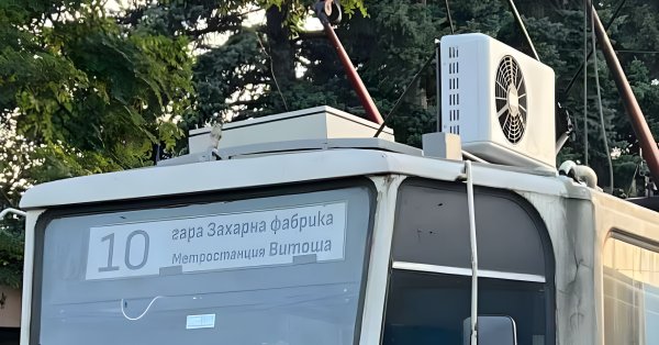 コミックですが、事実：ソフィアの路面電車に家庭用エアコンを取り付ける
