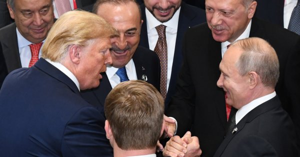 プーチン大統領はトランプ大統領を「知的」で「経験豊富」と称賛したが、命の危険はまだあると警告した