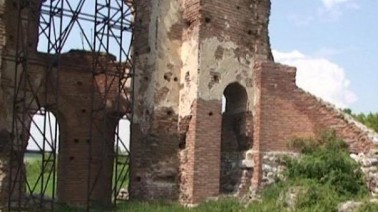 Руши се уникалната Червена църква край Перущица
