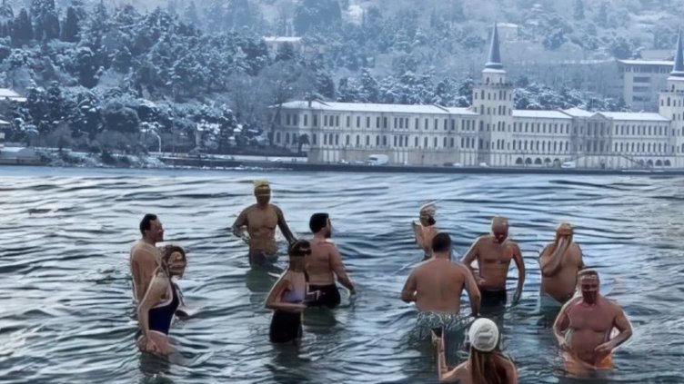 Смелчаци плуваха в Босфора, въпреки снега в Истанбул