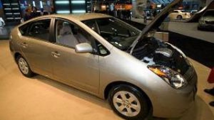 Toyota изтегля от пазара 160 000 хибридни автомобила Prius