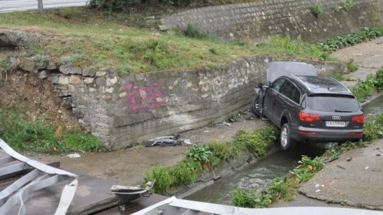 Audi Q7 паркира в Перловската река