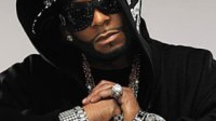 R Kelly влиза в съда, за да отговаря за секса с малолетни