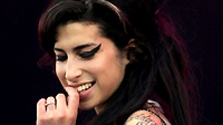 Amy Winehouse влезе в списъка на най-богатите, полицията я разпитва