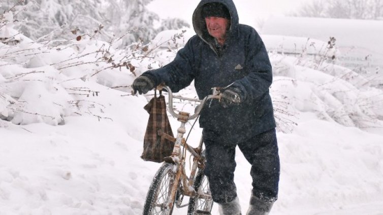 Снежна блокада. Затворени пътища, селища без ток