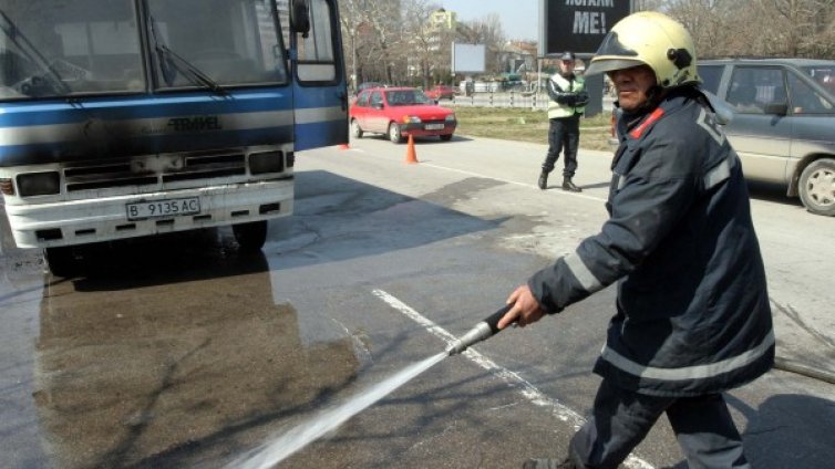 Автобус с румънци горя в движение край Несебър 