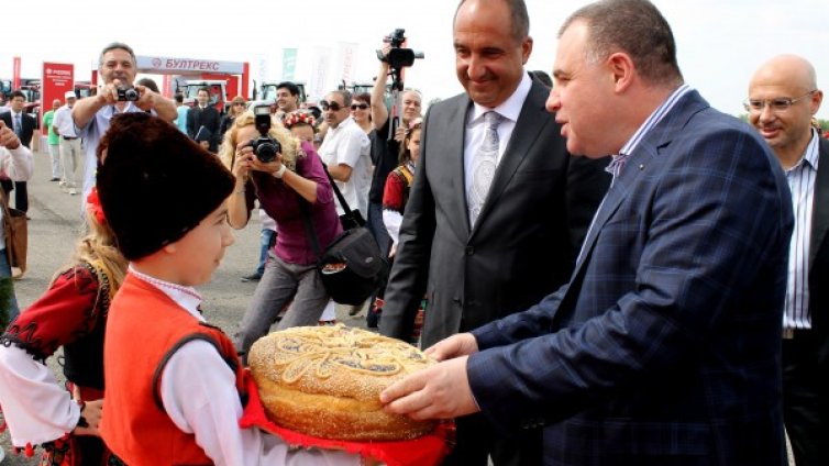 Найденов не се страхува от стачки заради "добавка палма" 