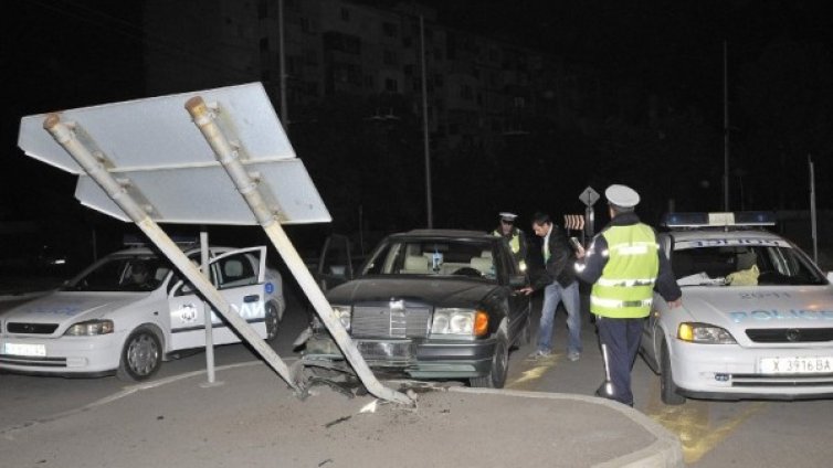 Пиян с кола изкърти пътна табела в Хасково