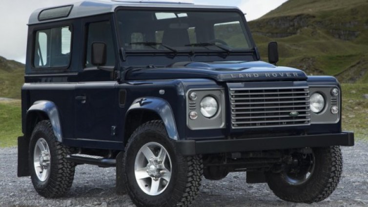 В САЩ унищожават незаконни Land Rover Defender