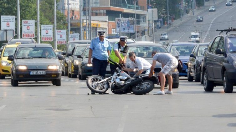 Полицай в тежко състояние след катастрофа с мотор