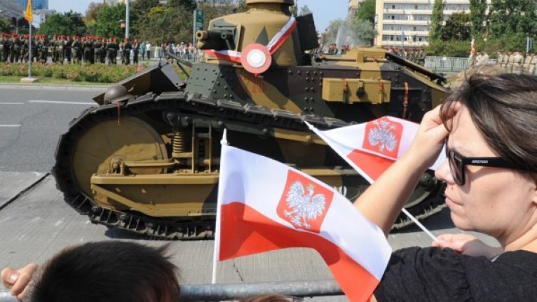 Полша чества с голям военен парад Деня на полската войска