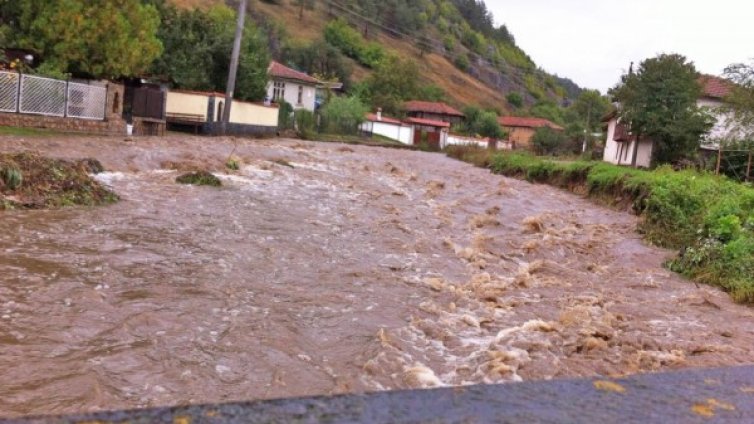 Валежите постепенно ще спрат в цялата страна