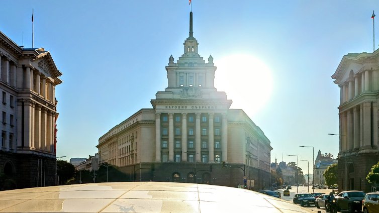 Слънчево и топло време в събота, градусите ще достигат до 15°