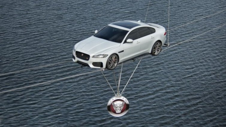 Jaguar XF прикова погледите в Лондон