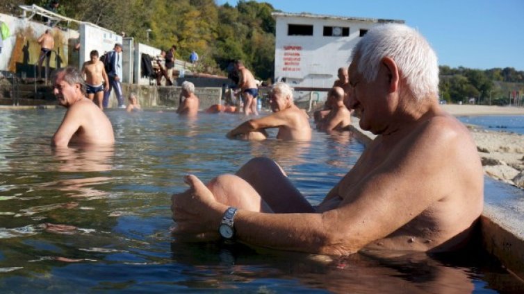 Варненци лекуват болежки с плаж по никое време