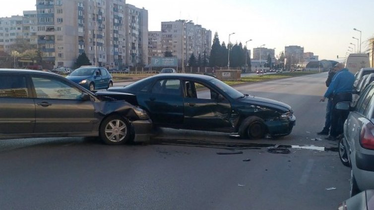 Километрични опашки след ПТП на "Ломско шосе"