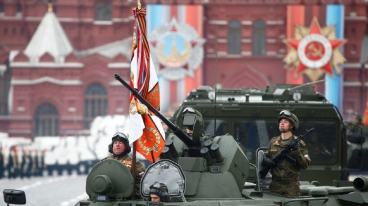 Военна мощ по земя, авиацията не литна: Парадът в Москва в снимки