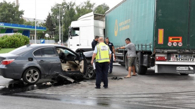 Неравна битка: ТИР се изпречи пред BMW в София