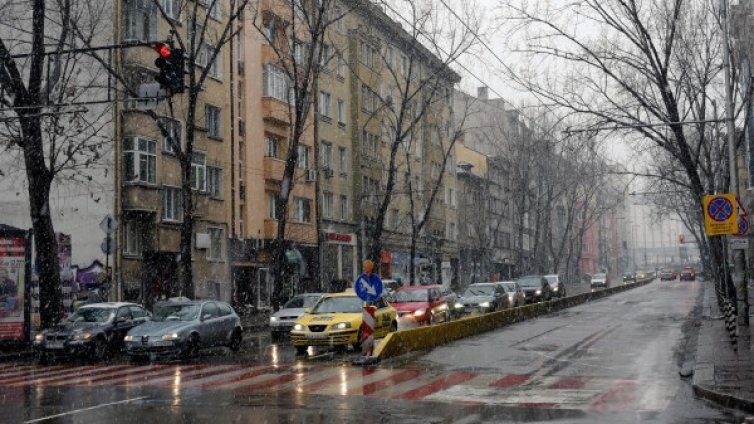 Зимата започва! АПИ отново съветва: Сменете гумите