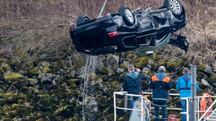 Коли във водата: Bentley в езеро, Шевролет в река!