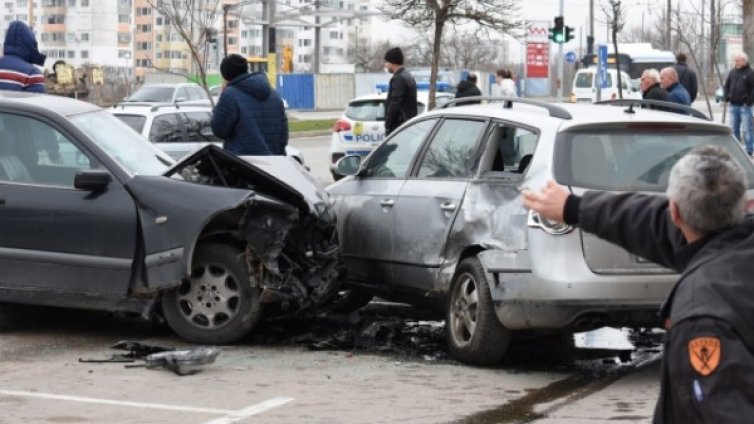 Автомобили се помляха във верижен ад във Варна