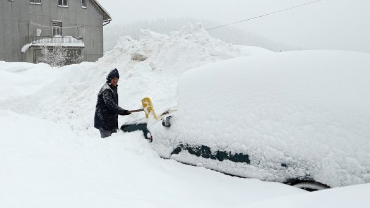 В снежната сутрин: Как да разринем бързо колата? 