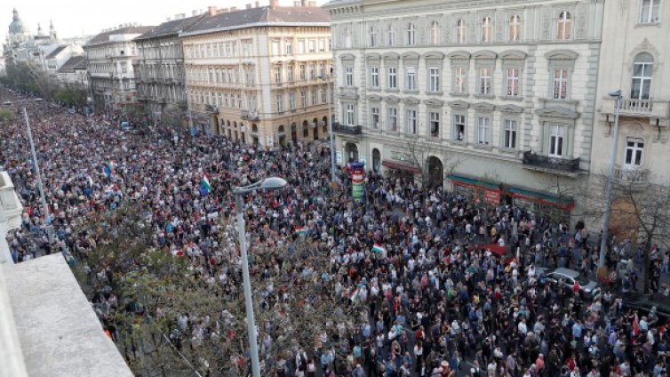 Будапеща под знака на протеста: Хиляди против Орбан