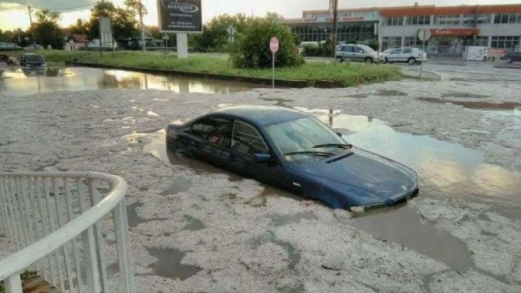 Буря вилня в Карнобат: Улици и къщи – във вода!