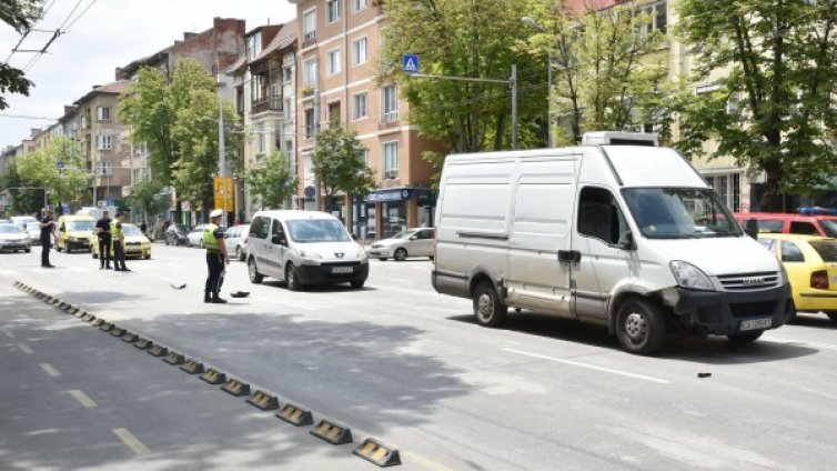 Пешеходка ударена от бус на столичен булевард