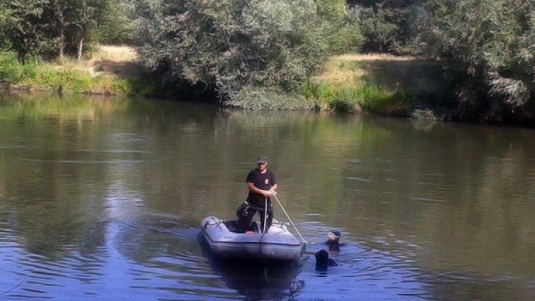 Водeн капан в Арда: Пожарникари спасиха двама мъже и шест деца