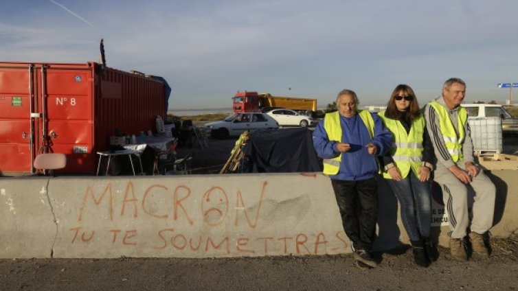 Макрон сгъна знамената и отмени акциза на горивата