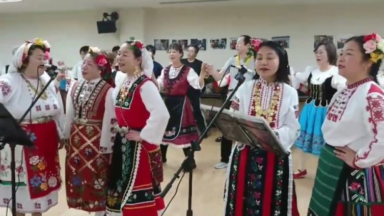 Македонско девойче в българска носия и... радостни японци на хоро