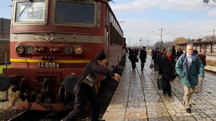 Бързият влак София - Варна излезе от релси до Реброво