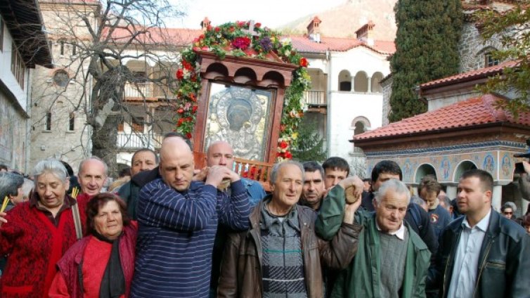 Замениха калдъръма с каменни плочи в Бачковския манастир