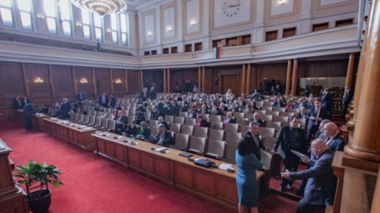 Парламентът заработи от втори опит след совалки на Цветанов