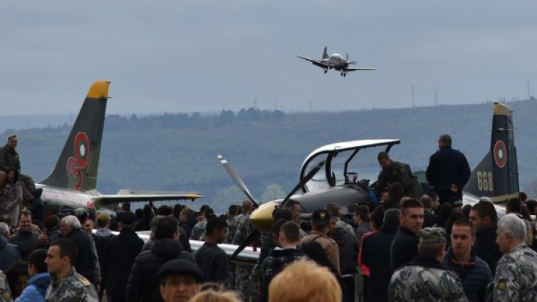 Депутатите решиха: Рестарт за училището за летци в Долна Митрополия