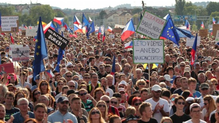 Чешкият премиер ще оцелее въпреки масовите протести, но колко още?