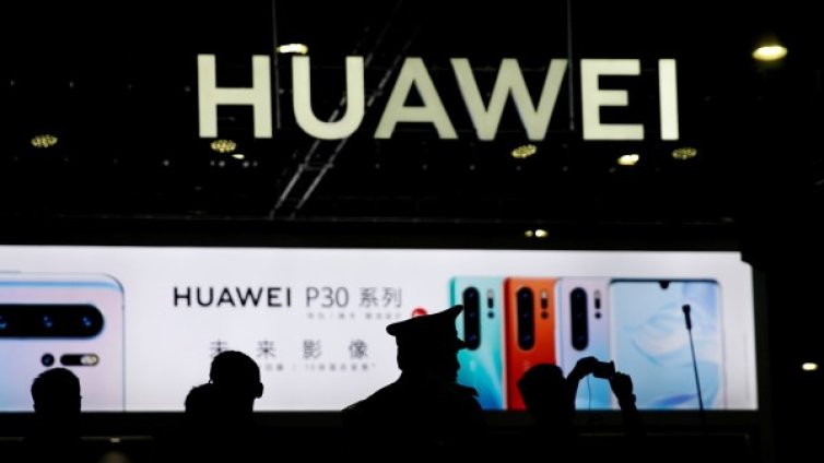 Търговията с Huawei в САЩ продължава през "задна вратичка"