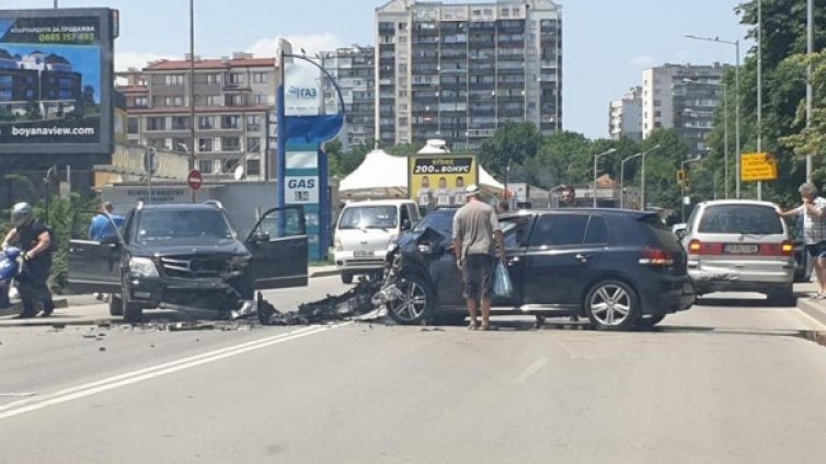 Семейство с дете пострада при тежка катастрофа в София