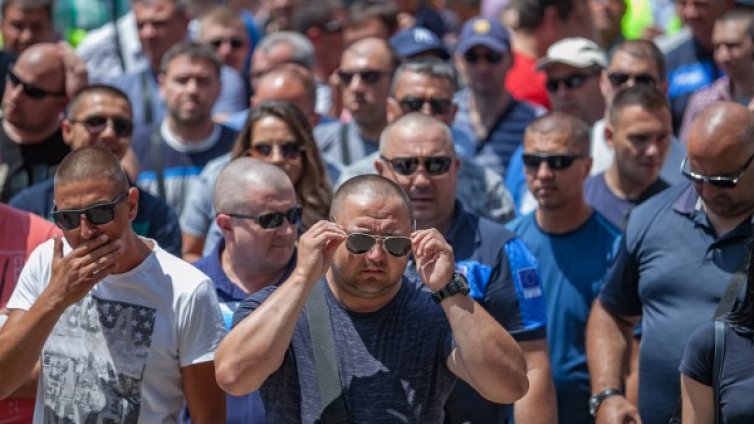 Полицаи протестират за по-високо заплащане на нощния труд