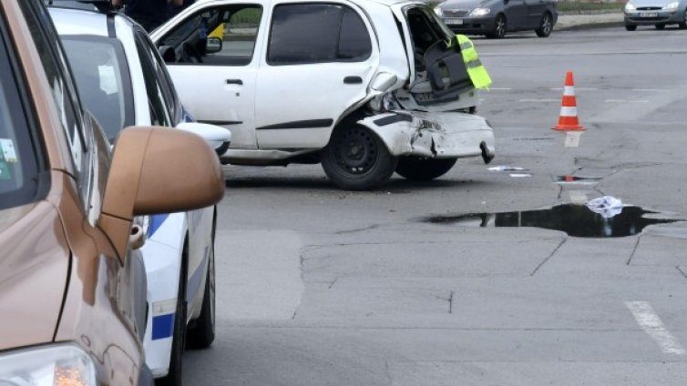 Верижна катастрофа затруднява движението на надлез "Надежда"